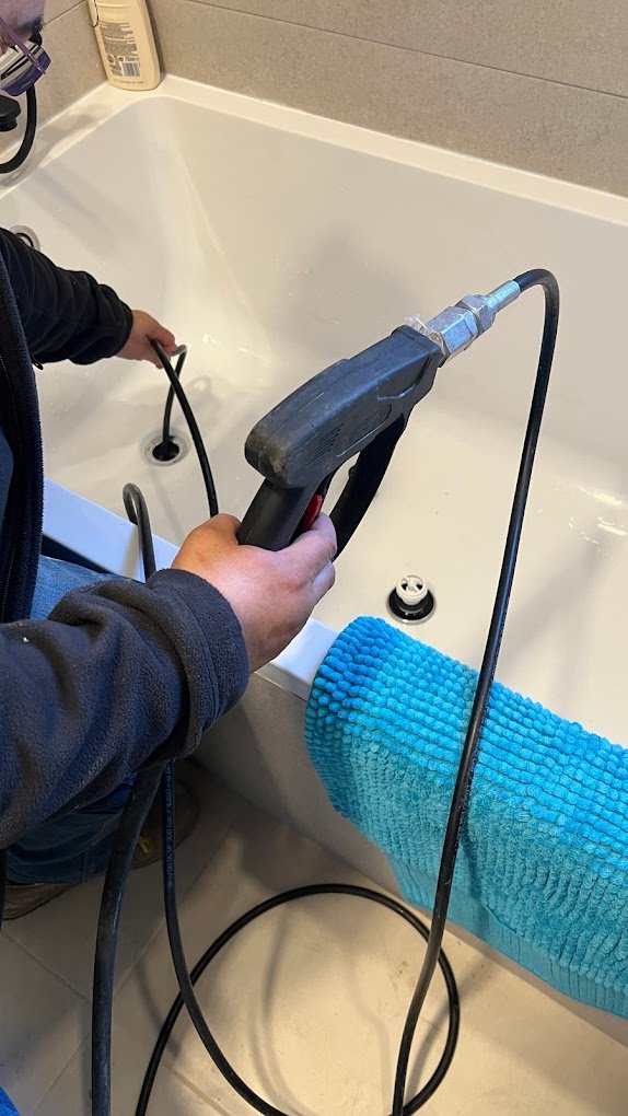 Inspección y desatasco en baño de vivienda